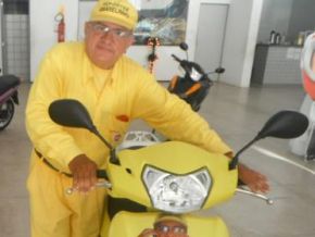 Repórter Amarelinho é presenteado com nova motocicleta