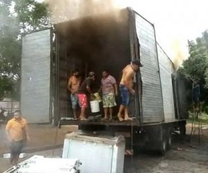 Incêndio em caminhão-baú destrói cerca de 100 freezers no Sul do Piauí