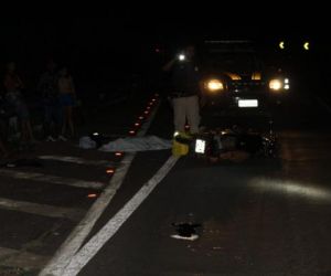 Motociclista morre após colisão com micro-ônibus na BR-343