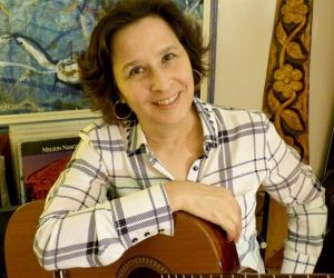 Compositora Laura Campanér reúne estudos no álbum Violões dedilhados