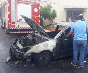 Carro pega fogo ao sair de estacionamento no Centro de Teresina
