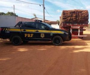 PRF apreende veículo de carga com madeira sem licença ambiental em Gilbués