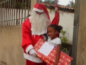 Papai Noel dos Correios iniciou entrega de presentes