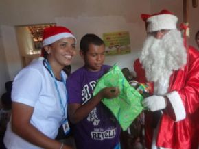 Papai Noel distribuiu presentes para crianças em Floriano
