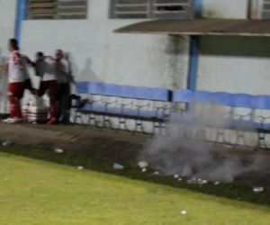 Súmula registra gandula agressor e bombas arremessadas em campo