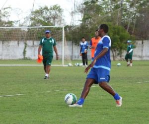 Com aprovação de Diá, Altos efetiva atacante Joelson e busca um meia