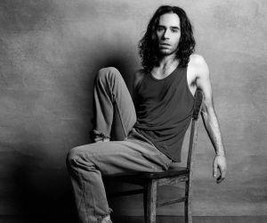 Thiago Pethit dá clima "noir" ao rock do Barão Vermelho na novela "Além da ilusão"