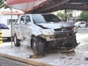 Picape arrasta carro por 20 metros e invade restaurante em Teresina