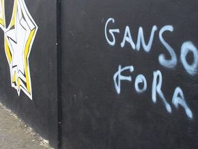 Ganso se irrita com protestos, mas diretoria reitera: só sai com a multa