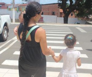Menina de 4 anos ajuda mãe cega a caminhar pelas ruas de Teresina