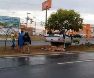 Hilux capota na Avenida João XXIII após condutor perder o controle
