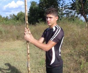 Treinador improvisa e faz dardo de bambu para treinos de atletismo no PI