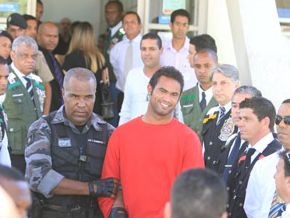 Em vídeo gravado no presídio, Bruno diz que pensa em processar o Estado