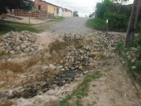 Buraco no bairro Caixa D'água aumenta transtornos para os moradores