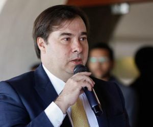 Maia acusa Pazuello de crime e diz que populismo de Bolsonaro é vírus