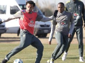 Seleção se divide no retorno aos treinos, e Sandro deixa atividade