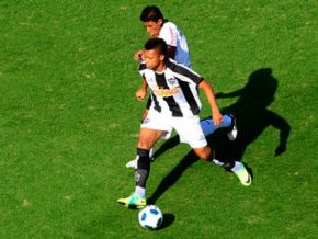 Adriano marca, Timão vira sobre o Galo e retoma a ponta do Brasileirão
