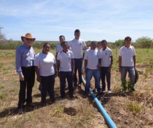 Estudantes instalam sistema de irrigação de pasto rotativo em Floriano