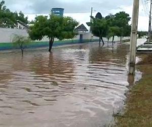Forte chuva deixa ruas alagadas e bairros sem energia em Teresina