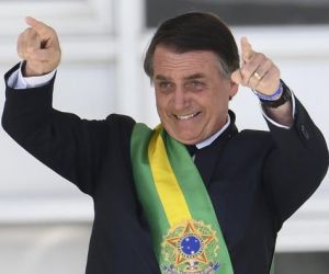 Bolsonaro assina decreto que fixa salário mínimo em R$ 998 em 2019