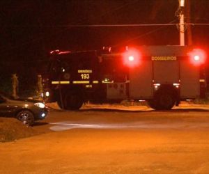 Incêndio destrói ônibus e caçamba em garagem na capital