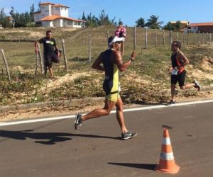 Paulo Vitor lidera, mas perde na reta final etapa de triatlo para Arthur Farias