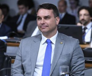 Flávio Bolsonaro chama Renan Calheiros de vagabundo, e sessão da CPI da Covid é suspensa