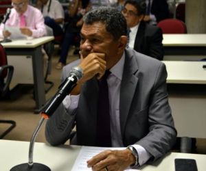 João de Deus registra Dia do Professor e alerta para fim do piso da categoria
