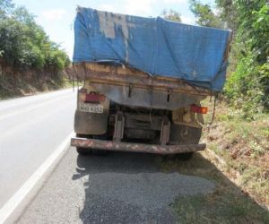 Caminhão derrama brita em pista e provoca acidente na BR-316