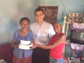 Prefeito faz doação de cadeiras de rodas e livros no natal