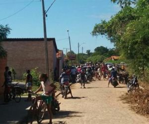 Homem é encontrado morto e mulher é baleada em motel