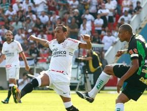Timão perde do lanterna América-MG, mas se segura na ponta