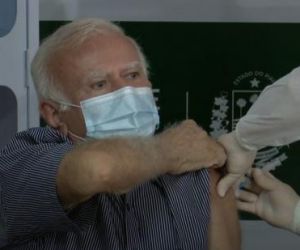 Médico obstetra de 75 anos é o primeiro a receber vacina contra Covid-19 no Piauí