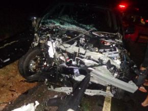 Colisão frontal entre carros deixa três pessoas feridas na PI-140