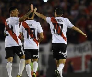 Com 2 gols no fim, River Plate bate Athletico-PR e fatura a Recopa