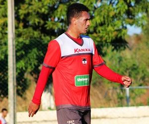 Thiago Alagoano reclama de salários, mas diz: "Não levamos para o campo"