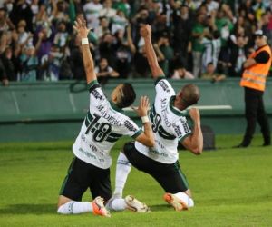 Rodrigão marca 2 e Coritiba vence Ponte em noite de homenagens a Dirceu Krüger