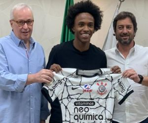 Willian recebe a 10 do Corinthians em festa de aniversário e explica retorno ao Brasil