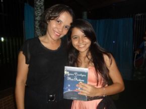 Alunos da Escola Pequeno Príncipe lançam livro de poesias