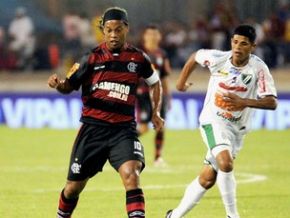 Flamengo joga só 25 minutos, faz três gols e avança à segunda fase