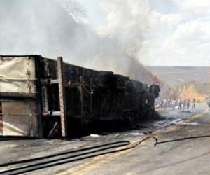 Carreta pega fogo e interdita a BR-316 em Marcolândia