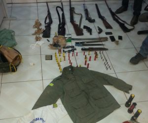 Farda da PM e armas de uso registro são apreendidos no Sul do Piauí