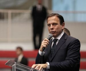 Doria sai à frente de Leite na largada das prévias tucanas