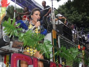 Claudia Leitte 'voa' de tucano no carnaval de Salvador