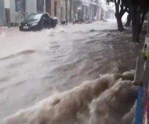 Chuva causa estragos nas ruas de Floriano