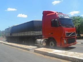 PRF apreende caminhão por transporte de madeira ilegal em Floriano