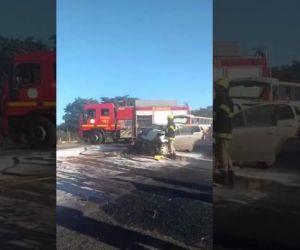 Colisão entre veículos deixa uma pessoa morta e 4 feridas na BR-316