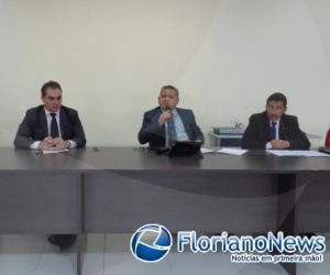Juízes reúnem-se com representantes políticos e policiais na OAB de Floriano