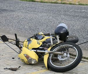 Mototaxista tem parte do pé decepado ao se enroscar em fio caído em via