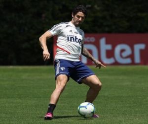Sem marcar há um turno, Alexandre Pato amarga reserva no São Paulo